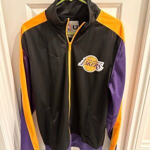 Lakers zip up